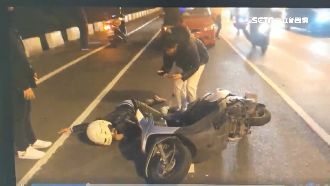 安全帽滾地害摔車　男竟回頭撿帽肇逃