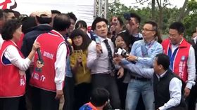 ▲韓國瑜貼身主播與女記者互相推擠、卡位。（圖／翻攝自焦糖哥哥臉書）