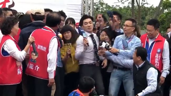 學者批韓流貼身主播：記者非政治公關