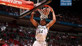 ▲『字母哥』Giannis  Antetokounmpo背後傳助攻。（圖／翻攝自推特）