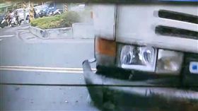 高雄,烤鴨店,休旅車,水泥預拌車,車禍,衝撞。翻攝畫面