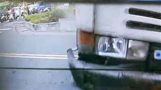 仁武烤鴨店驚魂！休旅車被撞視角曝光