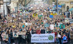 全球數萬名學生今日離開課堂，透過全球罷課活動，抗議政府對氣候變遷毫無作為，並稱氣候變遷「比佛地魔更可怕」。（圖／翻攝自Greta Thunberg Twitter）