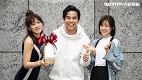 《天堂的微笑》方志友送上好孕棉祝福柯有倫夫婦早生貴子。（圖／TVBS提供）