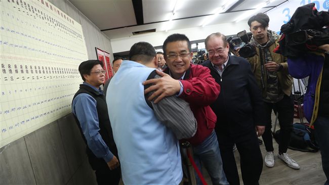 有風度的落選者　不理性的支持者