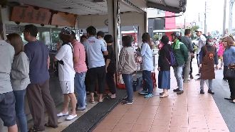 烤鴨店被撞照樣排！饕客：一定要吃到