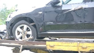 轎車駛出隧道　天外飛來鐵條貫穿車門