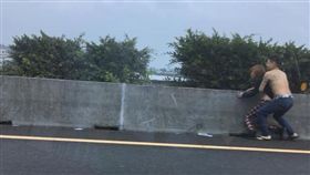 彰化,國道,車道,八點檔,男女,糾纏,拉扯。翻攝自臉書運輸業照片影片資訊分享團。