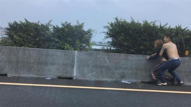 半裸男國道跳車狂追女子　宛如八點檔