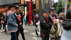 西門捕獲野生孫安佐　貼心合照來者不拒（圖／周姓民眾提供）