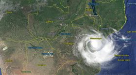 辛巴威政府今日表示，受到橫掃鄰國莫三比克的熱帶氣旋伊代（Idai）外圍環流影響，東部部分地區至少有24人死亡、數十人失蹤。（圖／翻攝自craigchirinda Twitter）