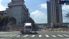 新北,新莊,貨車,闖紅燈,機車,中平路,中原路。翻攝自臉書黑色豪門企業