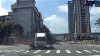 驚嚇影片！貨車無視紅綠燈　撞翻騎士