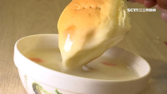 餐包泡進濃湯！他曝最強吃法　網嫌爆