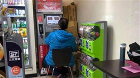 男子坐在超商ATM前／爆廢公社
