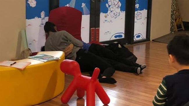 情侶圖書館內「激情交纏」！童看傻眼