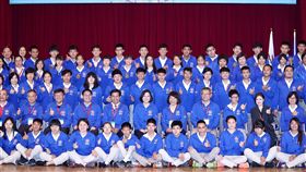 蔡總統與特奧代表團成員合影留念總統蔡英文（2排中）5日在體育署大禮堂出席「2019年夏季世界特殊奧林匹克運動會代表團授旗典禮」，勉勵將遠赴中東阿布達比參賽的選手，並與代表團成員合影留念。中央社記者吳翊寧攝　108年3月5日