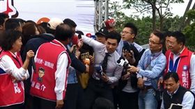 與女記者搶卡位爆推擠…韓國瑜貼身主播（王又正）
圖翻攝自王又正臉書　