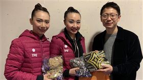 ▲我駐希臘代表范姜颢（右一）專程遞送新製服裝给李慈纹丶宋語涵。（圖／體育署提供）