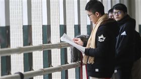 學測第2天冷氣團來襲　考生戴圍巾保暖大學學測26日舉行第2天考試，遇上強烈冷氣團來襲，上午考生穿著保暖衣物、戴上圍巾，在教室外拿著教科書及參考書做最後複習。中央社記者謝佳璋攝　108年1月26日