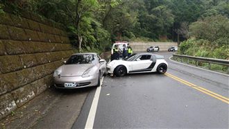 保時捷北宜兜風自撞　又慘遭賓士追撞