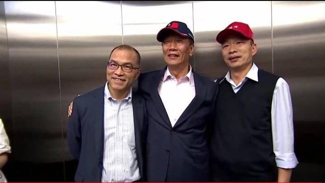 呵呵！民眾當韓國瑜面喊郭台銘選總統