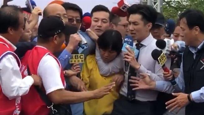 訪韓擠成海波浪！女記者遭襲胸喊告