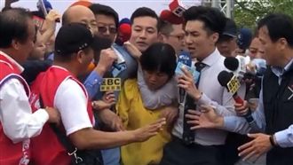 訪韓擠成海波浪!女記者遭襲胸喊告