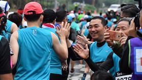 ▲新北市長侯友宜與萬金石馬拉松跑者擊掌。（圖／大會提供）