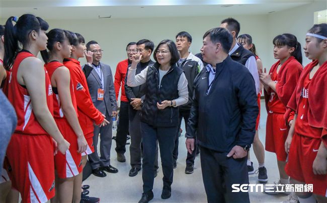 南山高中奪冠　蔡英文親臨休息室道賀