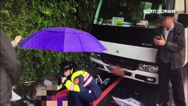 老婦遊九份遭小巴撞！家屬控不聞不問