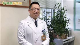 黃光永主任指出，乾癬其實是個年輕的疾病，大約好發在30歲左右，但其實全年齡層都可能產生乾癬問題。