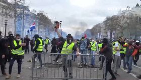 A法抗議縱火2300