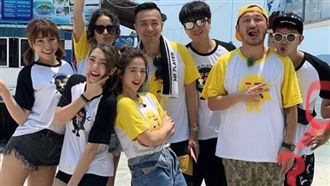 小鬼合照多一隻手…網嚇呆：好恐怖