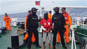 巡護八號接管穩鵬號菲嫌　估13天後返台屏東東港籍漁船「穩鵬號」日前發生海上喋血案，海巡署3日晚間發布新聞稿表示，特勤人員制伏菲籍犯嫌（中）後，押解至「巡護八號」拘留室監管，預計13天後押解返台交屏東地檢署偵辦。（海巡署提供）中央社記者黃麗芸傳真　108年3月3日
