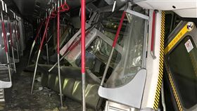 香港地鐵相撞（1）香港地下鐵路18日凌晨發生事故，兩列沒有載客的列車在測試訊號時相撞，兩名司機受傷。從照片中可看見列車車廂遭嚴重毀損。（香港地鐵提供）中央社記者張謙香港傳真　108年3月18日