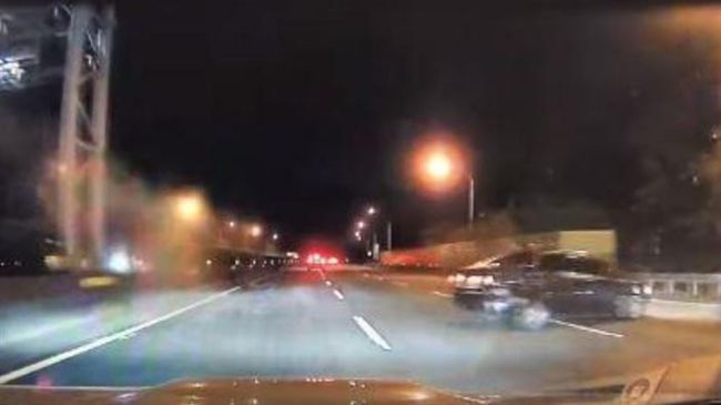 國道失控衝撞護欄　驚險2秒差點填海