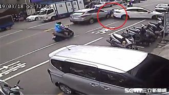 倒車突暴衝　騎士衰被兩車「夾壓」撞