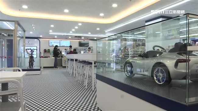 最狂超商變賽車場　車迷朝聖瘋打卡