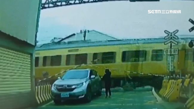 過平交道比這手勢　後車困鐵軌險遭撞