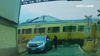 過平交道比這手勢　後車困鐵軌險遭撞
