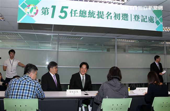 前行政院長賴清德宣布總統大選前往民進黨部登記2020總統提名。（記者邱榮吉/攝影）