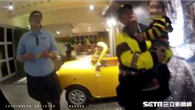 2歲童走失，警挨家挨戶幫找家人／翻攝畫面