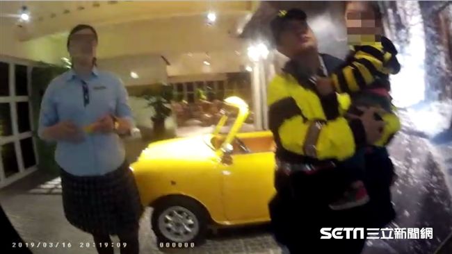 2歲童走失　暖警挨家挨戶幫他找家人