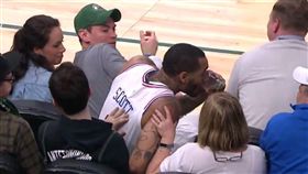 NBA／笑翻！他「來去看台喝一杯」
NBA,費城七六人,Mike Scott,喝酒
翻攝自推特