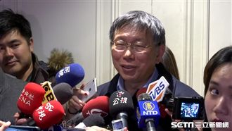 柯文哲與空姐合照　這個部位怪怪的…