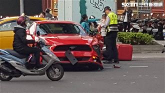 野馬跑車闖紅燈　鏟倒3機車2人傷