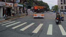 公車,右轉,停,手勢,紅綠燈,307,客運,行人,禮讓,斑馬線,爆廢公社　圖／翻攝自爆廢公社