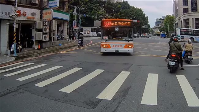 個資外洩！公車免費網路驚見華為設備