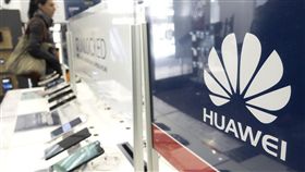 不只美澳 日本也傳棄用華為通訊設備繼美國和澳洲之後，日本基於國安因素，擬制定方針禁止中國通訊設備商華為和中興，參加本國5G設備的競標。圖為美國紐約商店的華為手機銷售攤位。（中新社提供）中央社 107年8月27日